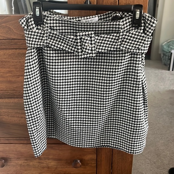 Nine West Dresses & Skirts - Nine West houndstooth skirt with belt